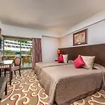 Cornelia Diamond Golf & 5*
