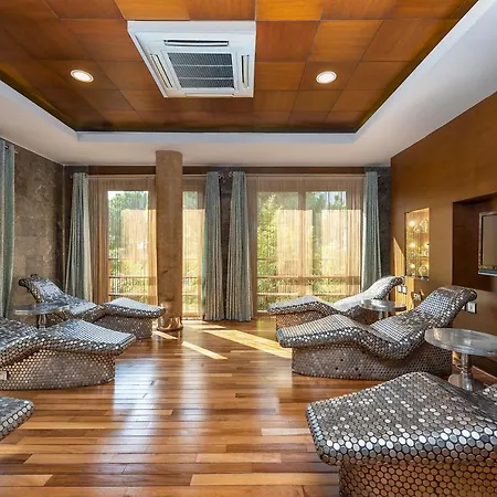 Cornelia Diamond Golf & Μπέλεκ